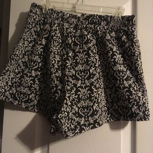 Black/white shorts